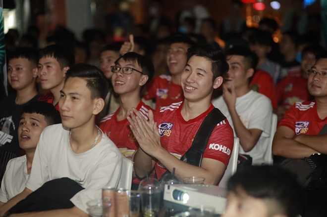 Hơn 400 fan đồng hành cùng ca sĩ Yanbi, 500 fan khác bùng nổ cùng DJ Trang Moon tại điểm offline Đà Nẵng Hơn 400 fan đồng hành cùng ca sĩ Yanbi, 500 fan khác bùng nổ cùng DJ Trang Moon tại điểm offline Đà Nẵng