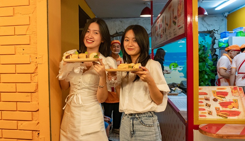 Khách hàng thích thú với thực đơn bánh mì độc đáo của Bmore.