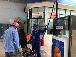 Giá xăng giảm, giá dầu tăng