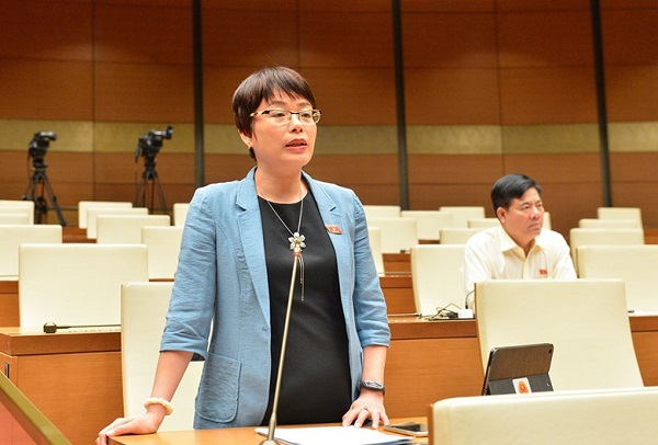 Đại biểu Nguyễn Thị Mai Phương thảo luận tại hội trường