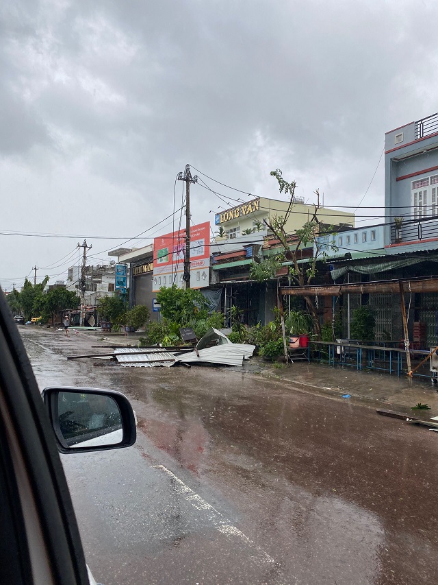 Ngành điện khẩn trương khắc phục hậu quả bão số 9 gây sự cố lưới điện tại các tỉnh miền Trung - ảnh 4