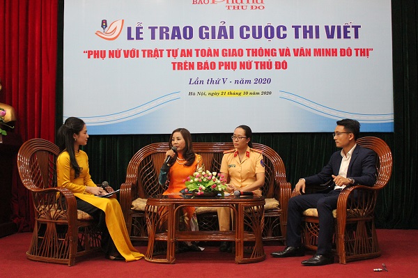 Giao lưu với các gương điển hình về trật tự ATGT và văn minh đô thị tại Lễ trao giải