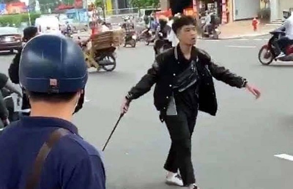 Sau khi va chạm giao thông, Nguyễn Mỹ Anh, 17 tuổi còn đe đọa đánh đập, phá tài sản người đi đường