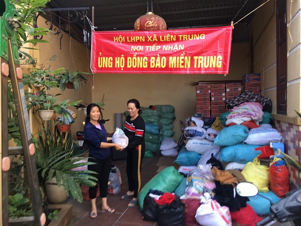Hội LHPN xã Liên Trung (huyện Đan Phượng) tiếp nhận hàng ủng hộ đồng bàomiền Trung Hội LHPN xã Liên Trung (huyện Đan Phượng) tiếp nhận hàng ủng hộ đồng bàomiền Trung