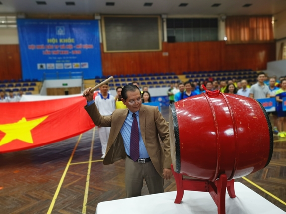 Ông Tô Quang Phán, Chủ tịch Hội Nhà báo TP Hà Nội, Giám đốc Đài Phát thanh-Truyền hình Hà Nội đánh trống khai mạc giải. Ông Tô Quang Phán, Chủ tịch Hội Nhà báo TP Hà Nội, Giám đốc Đài Phát thanh-Truyền hình Hà Nội đánh trống khai mạc giải.