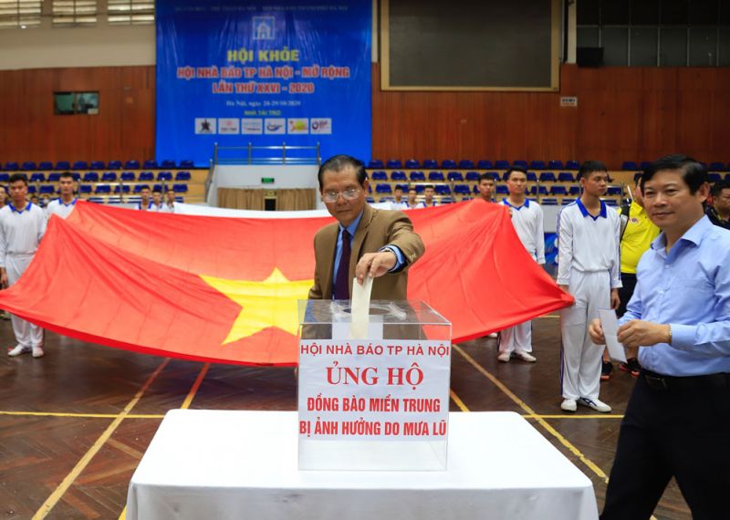 Ban tổ chức quyên góp ủng hộ đồng bào bị lũ lụt miền Trung. Ban tổ chức quyên góp ủng hộ đồng bào bị lũ lụt miền Trung.