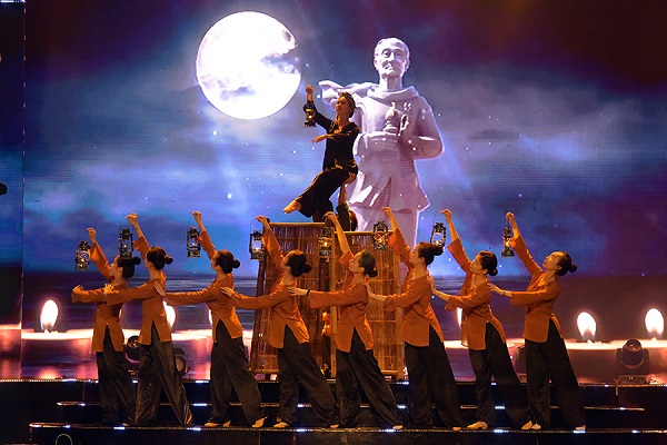 Chương trình Bản giao hưởng hòa bình với chủ đề “Mẹ Việt Nam” được Đài PTTH Hà Nội dàn dựng công phu