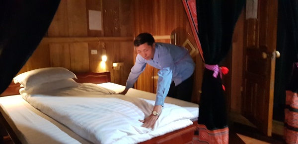 Ông Vàng A Thỉnh chuẩn bị phòng ngủ cho du khách