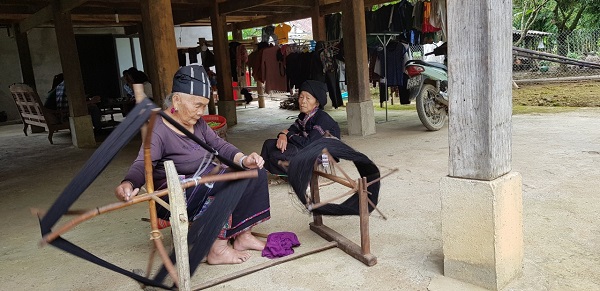 Phụ nữ dân tộc Lự, bản Hon, xã Bản Van, huyện Tam Đường quay chỉ