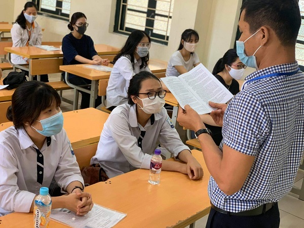 Các thí sinh nghe phổ biến quy chế thi trong kỳ thi THPT quốc gia 2020