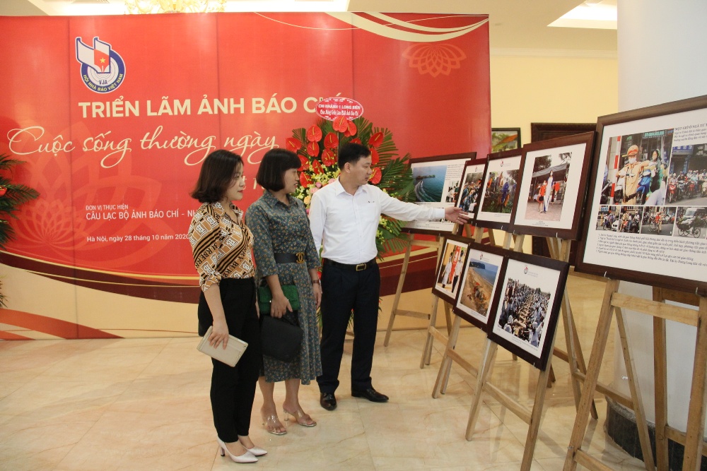 Các đại biểu thăm quan triển lãm ảnh Cuộc sống thường ngày. Các đại biểu thăm quan triển lãm ảnh Cuộc sống thường ngày.