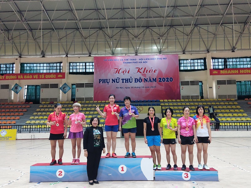 Đồng chí Giang Diệu Thúy – Phó trưởng phòng Quản lý thể dục thể thao, Sở Văn hóa và Thể thao Hà Nội trao giải cho các đơn vị giành giải Nhất, Nhì, Ba môn thi Cầu lông lứa tuổi 46-55