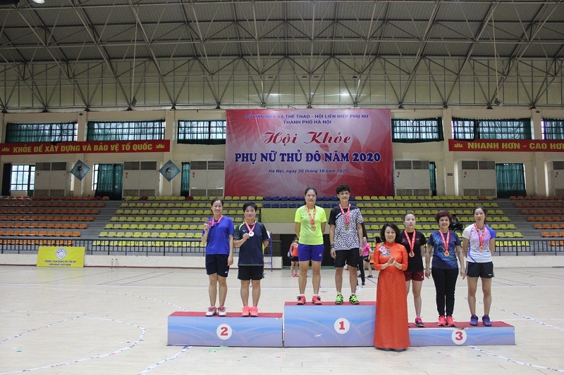 Đồng chí Phạm Thị Thanh Hương – Phó Chủ tịch Hội LHPN Hà Nội trao giải Nhất, Nhì, Ba môn thi Cầu lông lứa tuổi 30-45