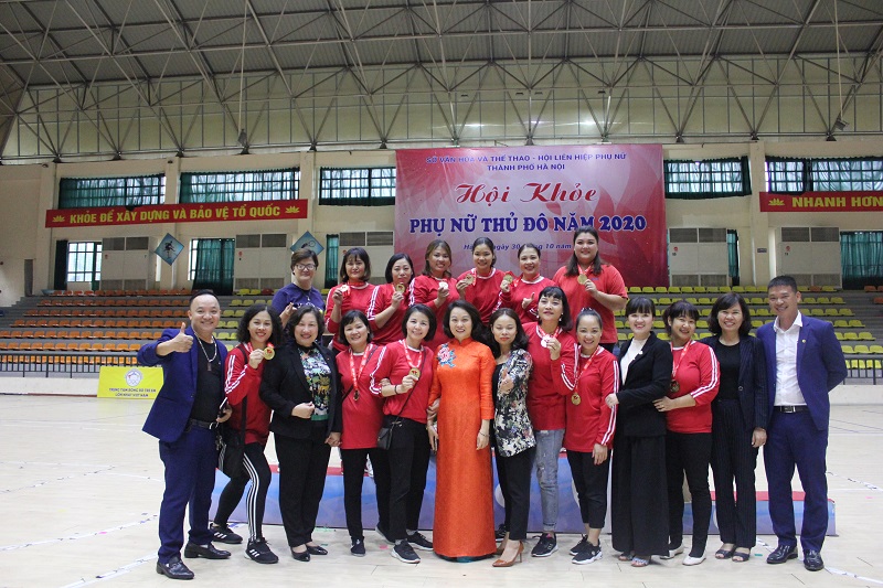 Đội tuyển đến từ Hội LHPN quận Cầu Giấy giành giải Nhất môn thi Kéo co