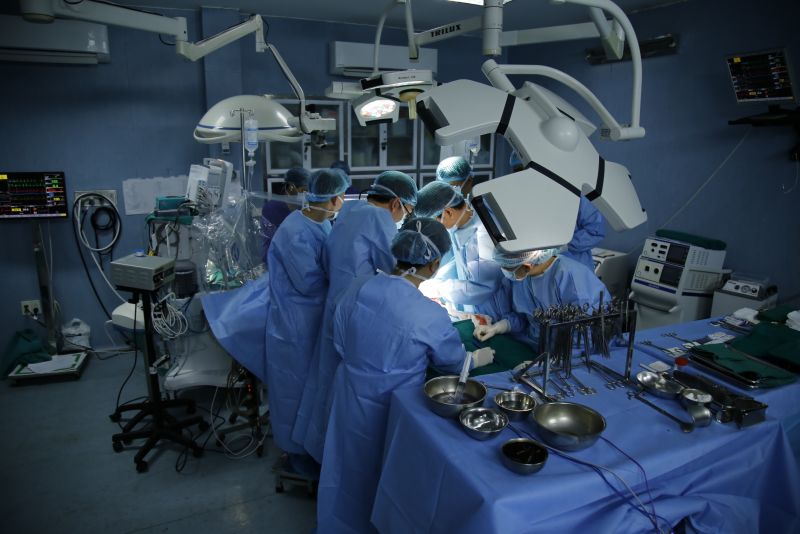 Các y bác sỹ đang thực hiện ca ghép tạng ruột