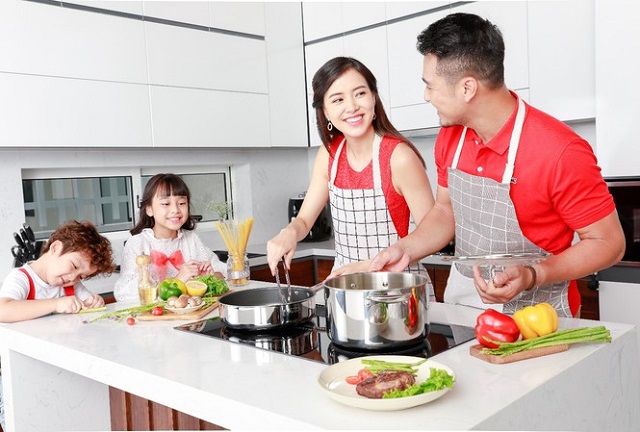 Phụ nữ nên là người giữ bếp, tổ chức bữa cơm gia đình hàng ngày.