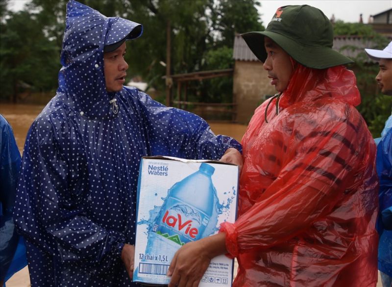 Nước khoáng Lavie được trao đến người dân vùng rốn lũ Quảng Trị.
