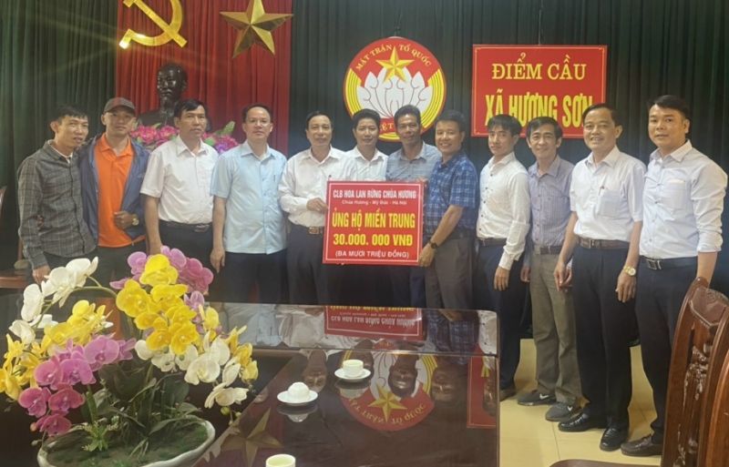 CLB Hoa lan rừng Chùa Hương ủng đồng bào miền Trung 30 triệu đồng CLB Hoa lan rừng Chùa Hương ủng đồng bào miền Trung 30 triệu đồng
