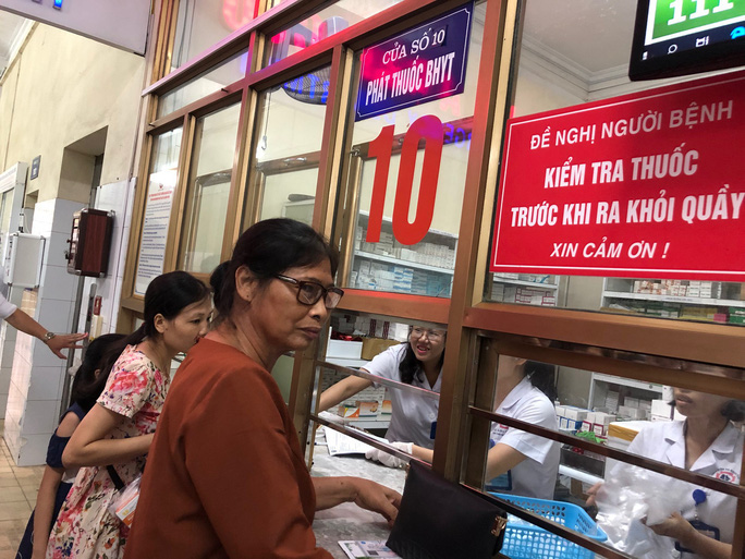 ảnh người dân khám BHYT nhận thuốc tại bệnh viện