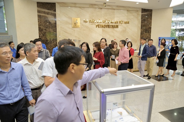 Cán bộ, người lao động Tập đoàn Dầu khí Quốc gia VIệt Nam quyên góp ủng hộ đồng bào miền Trung.