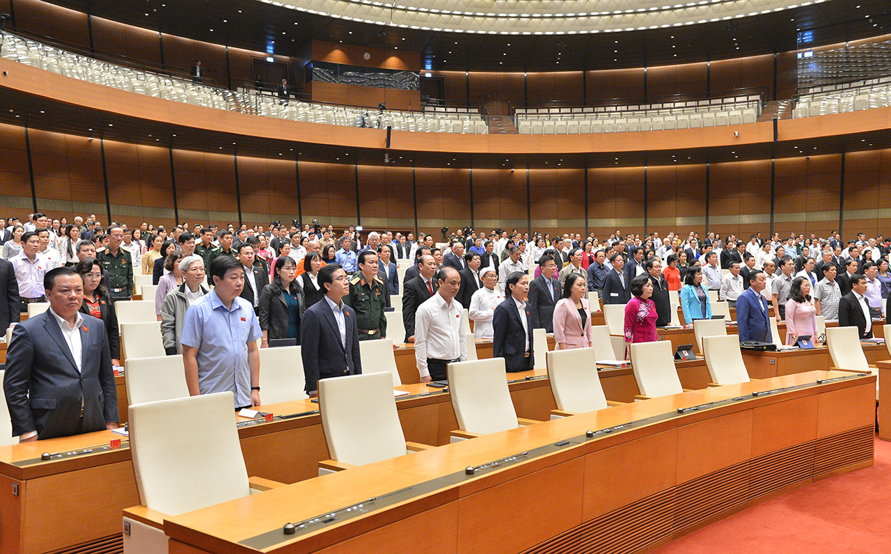 Đại biểu Quốc hội dành một phút tưởng niệm đồng bào tử nạn, cán bộ, chiến sỹ hy sinh do bão lũ.