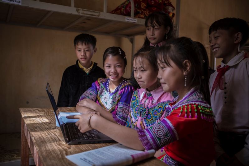 Các em gái xứng đáng được có vai trò và vị trí bình đẳng với các em trai Các em gái xứng đáng được có vai trò và vị trí bình đẳng với các em trai