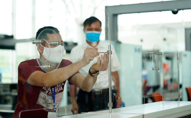 Kính chắn giọt bắn tiếp tục được lắp đặt tại nhiều vị trí trong sân bay. Kính chắn giọt bắn tiếp tục được lắp đặt tại nhiều vị trí trong sân bay.