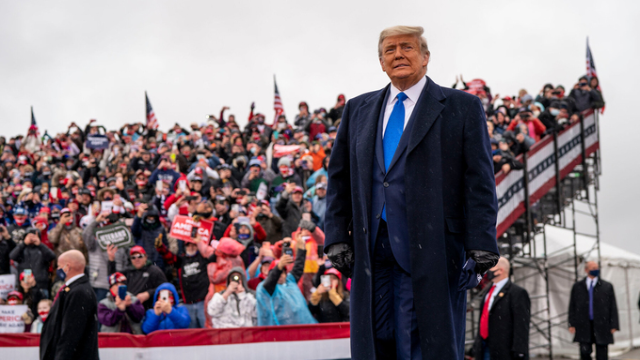 Tổng thống Donald Trump tại sự kiện tranh cử ở Lansing.