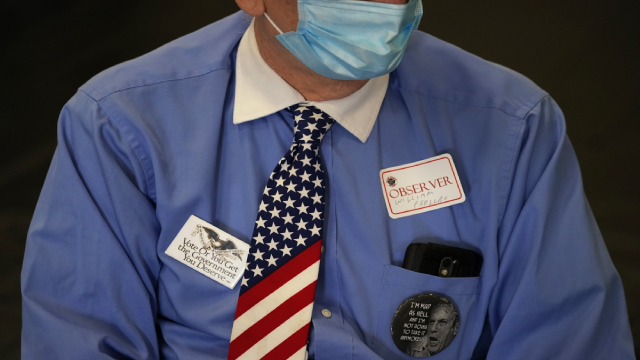 Một quan sát viên theo dõi một địa điểm bỏ phiếu ở Las Vegas. (Ảnh AP / John Locher).