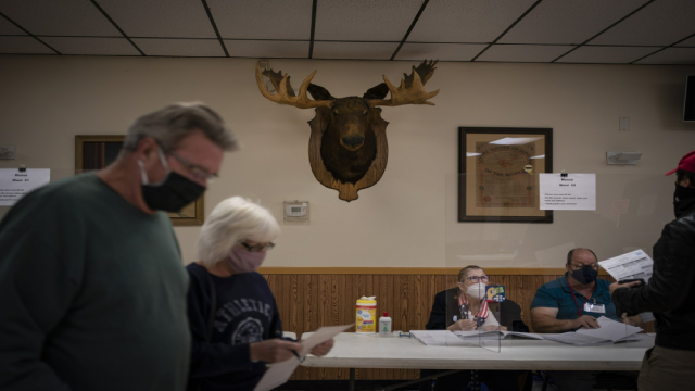 Các cử tri tiến hành bỏ phiếu tại Moose Lodge tại Kenosha. (AP Photo / Wong Maye-E).