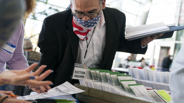 Richard Saad đang quan sát những người kiểu phiếu khi họ bắt đầu đếm phiếu bầu tại Tòa thị chính ở Warren, Mich, Hạt Macomb. (Ảnh AP / David Goldman).