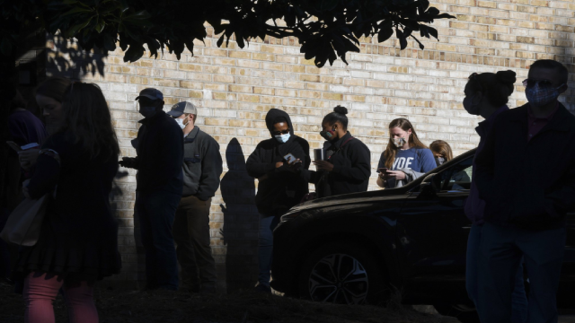 Các cử tri xếp hàng chờ bỏ phiếu trong cuộc bầu cử năm 2020 vào Thứ Ba, ngày 3 tháng 11 năm 2020, tại Auburn, Ala. (Ảnh AP / Julie Bennett).