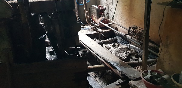 Quy trình sơ chế dong riềng của gia đình anh Ngô Văn Thắng.