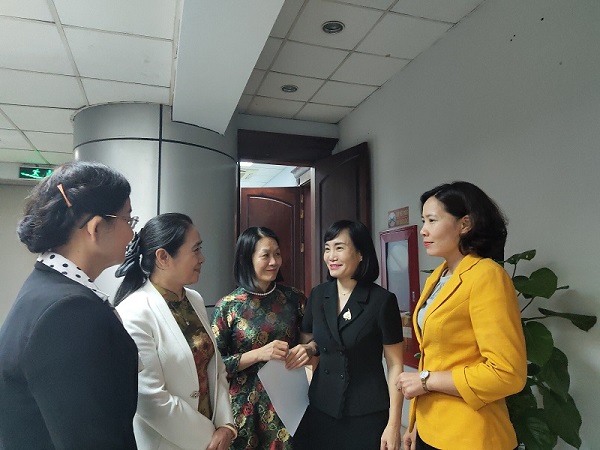 Các đại biểu tham dự Hội nghị trực tuyến tại điểm cầu Hà Nội trao đổi bên lề Hội thảo. Các đại biểu tham dự Hội nghị trực tuyến tại điểm cầu Hà Nội trao đổi bên lề Hội thảo.