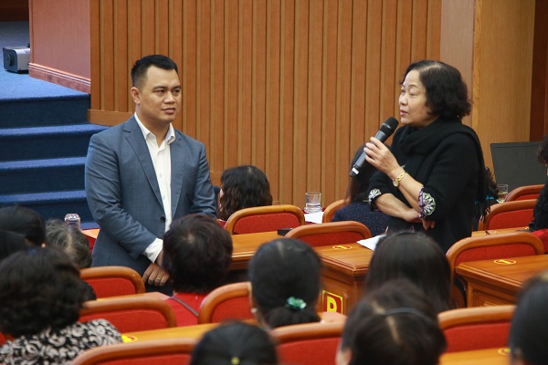 Các hội viên phụ nữ trao đổi, chia sẻ tại Diễn đàn