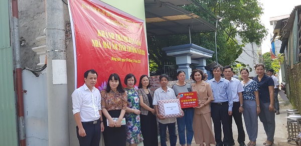 Ban biên tập Báo PNTĐ bàn giao Mái ấm tình thương và tặng quà cho gia đình chị Tuyết