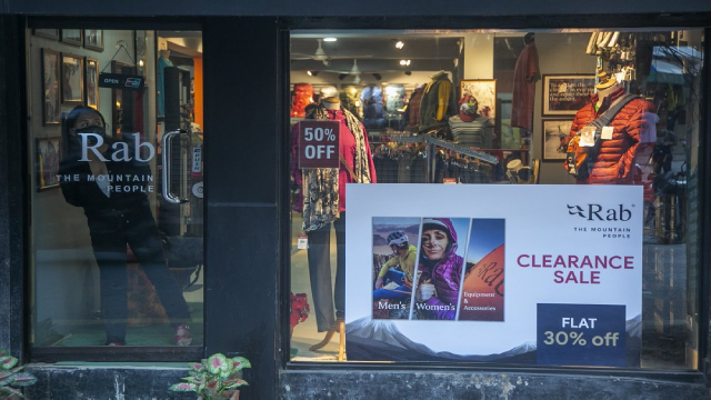 Một phụ nữ Nepal đứng đợi khách hàng tại một cửa hàng đồ đi bộ leo núi tại Thamel, một trung tâm du lịch ở Kathmandu, Nepal.