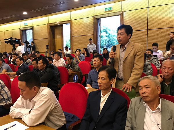 Người dân phát biểu tại buổi đối thoại