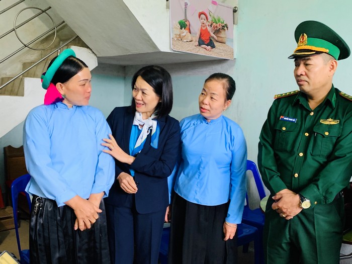 Phó Chủ tịch Bùi Thị Hòa (thứ hai trái ảnh sang) thăm hỏi hộ gia đình hội viên, phụ nữ DTTS tại thôn Pắc Pộc, xã Hoành Mô, huyện Bình Liêu