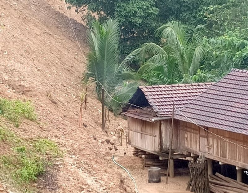 Chính quyền khẩn trương di dời người dân vù.ng nguy cơ sạt lở đến nơi an toàn