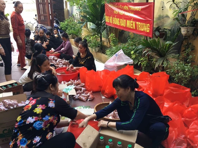 Cán bộ, hội viên phụ nữ tham gia tiếp nhận và đóng gói hàng hóa chuyển đi miền Trung