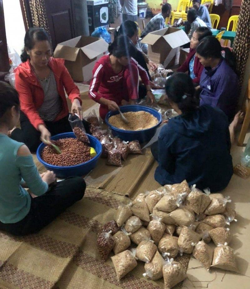 Hội phụ nữ làm và đóng gói muối vừng gửi vào miền Trung