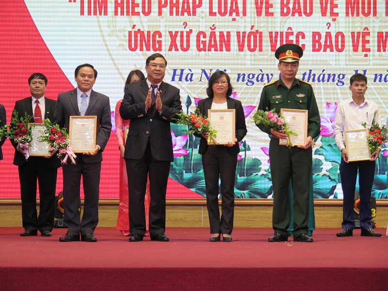 Các tác giả đạt giải trong cuộc thi 