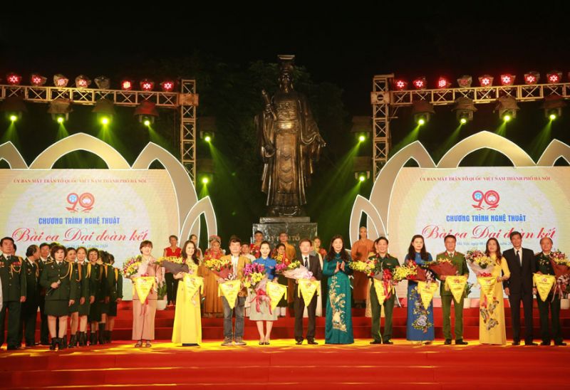 Chủ tịch Ủy ban Mặt trận Tổ quốc Việt Nam thành phố Hà Nội Nguyễn Lan Hương tặng hoa các đơn vị tham gia liên hoan văn nghệ. Chủ tịch Ủy ban Mặt trận Tổ quốc Việt Nam thành phố Hà Nội Nguyễn Lan Hương tặng hoa các đơn vị tham gia liên hoan văn nghệ.