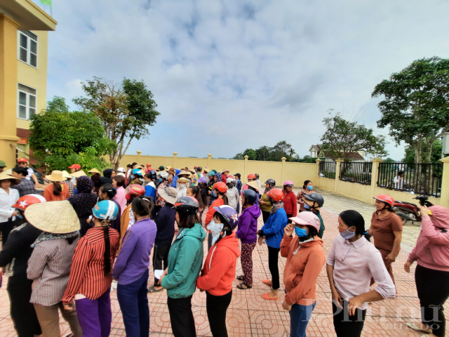 Rất đông bà con đã đến từ sớm, xếp hàng ngay ngắn chờ Đoàn tới.