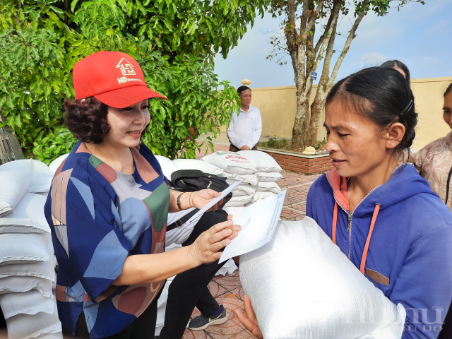 Trao tặng tận tay 200 suất quà cho đồng bào bão lụt tại Nghệ An và Hà Tĩnh - ảnh 3