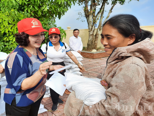 Người dân rất vui khi được trao quà tận tay.