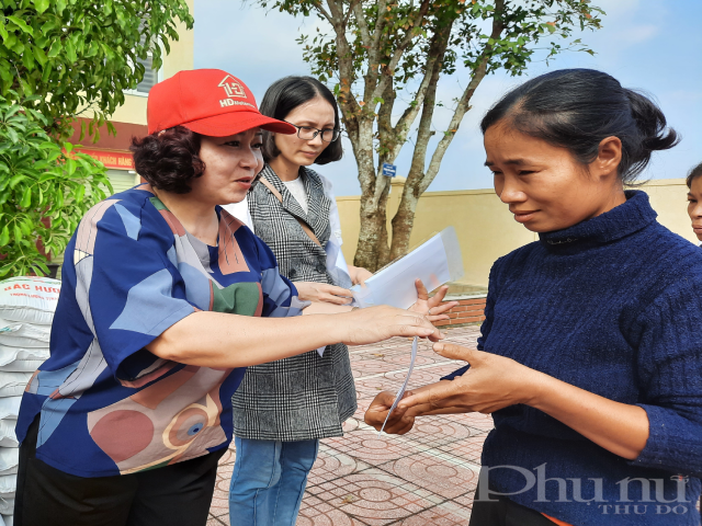 Và cũng không nén nổi sự xúc động.