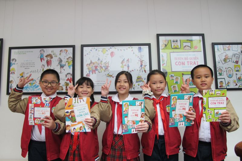 Các bạn học sinh trường Tiểu học Tràng An vui thích bộ sách
