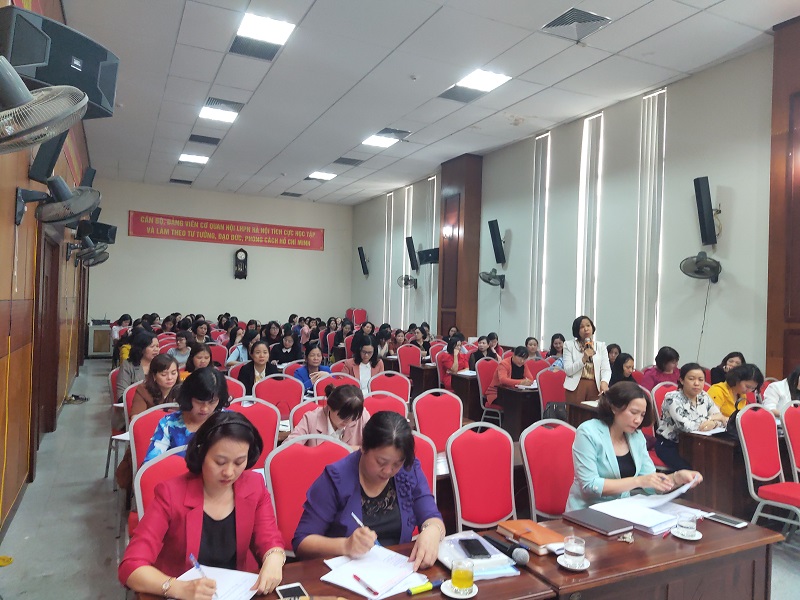 Các đại biểu tham dự nêu ý kiến về những công tác nhân sự,  về công tác chỉ đạo đại hội điểm, thời gian tổ chức... đã được lãnh đạo Hội LHPN Hà Nội tiếp thu và giải đáp